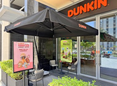 30 Mayıs 2025, Dubai, BAE. Canavar Çılgınlığı Haftası için Dunkin Donutları tanıtımı. TikTok ve Makaraları 'nda popüler koleksiyon oyuncağı Labubu' yu kazanma şansı sunuyor.