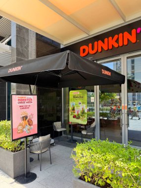30 Mayıs 2025, Dubai, BAE. Canavar Çılgınlığı Haftası için Dunkin Donutları tanıtımı. TikTok ve Makaraları 'nda popüler koleksiyon oyuncağı Labubu' yu kazanma şansı sunuyor.