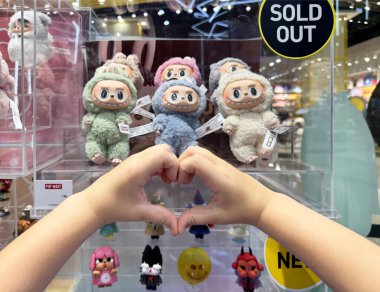 Dubai, BAE - 18 Mayıs 2025: Pop Mart 'ın The Monsters' ından Labubu pelüş oyuncakları tasarım oyuncakları mağazasında satıldı. Popüler koleksiyon figürleri TikTok, bobinler, şortlar ve hediye rehberlerinde görülüyor.