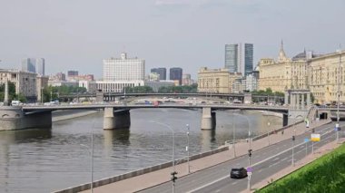 Moskova, Rusya, 9 Temmuz 2024. Moskva Nehri 'nin sabah manzarası, Beyaz Saray, modern gökdelenler ve yoğun bir köprü. Sakin sular, şehir trafiği ve Moskova 'nın merkezi mimarisi.