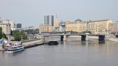 Moskova, Rusya, 9 Temmuz 2024. Moskva Nehri 'nin Moskova' daki limanlı yolcu teknesi, köprüleri ve Stalinist ve modern binalarıyla manzarası. Sakin şehir sabahı, nehir yansımaları ve hafif trafik.