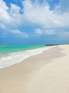 Beyaz kumlu ve turkuaz deniz dalgalı güzel kumsallar. Dubai 'de uçurtma kumsalı, Birleşik Arap Emirlikleri. Yüksek kalite fotoğraf