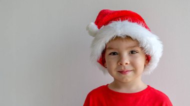 Noel temalı çocuk portresi, sade arka plan, fotokopi alanı. Yüksek kalite fotoğraf