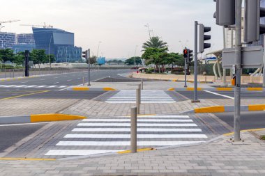 Yas Adası 'ndaki Al Ihtiraf Caddesi, Abu Dabi, BAE yaya geçitleri. Yüksek kalite fotoğraf
