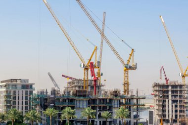 İnşaat alanında vinçleri olan inşaat halindeki binalar. Yüksek kalite fotoğraf