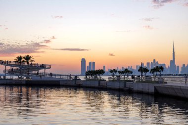 Dubai Creek Limanı 'ndan gün batımı manzarası. 8 Ocak 2025, Dubai, BAE. Yüksek kalite fotoğraf