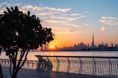 Dubai şehir merkezi ve Dubai Creek Kanalı 'nın güzel gün batımı manzarası. Yüksek kalite 4k görüntü