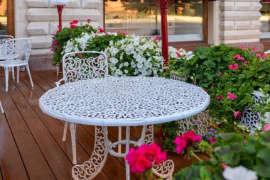 Kahvaltı için çiçeklerin arasında bahçede rahat bir yer. Yüksek kalite fotoğraf