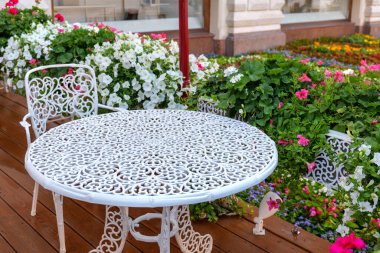 Kahvaltı için çiçeklerin arasında bahçede güzel bir yer. Yüksek kalite fotoğraf