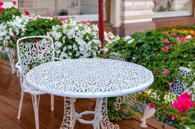 Kahvaltı için çiçeklerin arasında bahçede güzel bir yer. Yüksek kalite fotoğraf