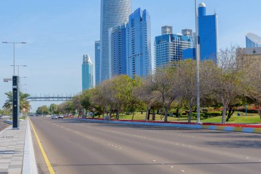 Abu Dabi, Birleşik Arap Emirlikleri - 02 Mart 2024: Abu Dabi, BAE 'deki Corniche sokak yolu. Abu Dabi Corniche parkının yakınında. Yüksek kalite fotoğraf