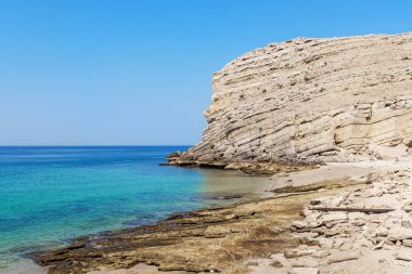 Musandam 'da kayalık kıyı şeridi ve açık turkuaz deniz, Umman. Yüksek kalite fotoğraf