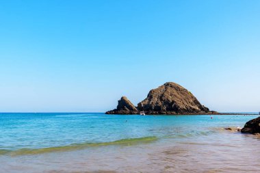 Küçük kayalık bir ada, Snoopy Adası, Umman Körfezi 'nin kuzey kıyısında, Fujairah, BAE. Yüksek kalite fotoğraf