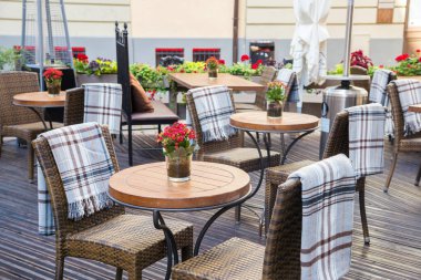 Açık hava boş kahve ve doğa dekorasyonlu restoran terası. Yüksek kalite fotoğraf