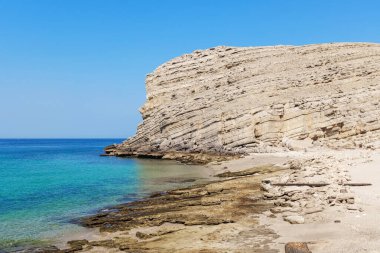  Musandam 'da turkuaz suları olan kayalık bir sahil, Umman. Yüksek kalite fotoğraf