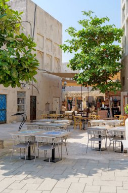 Dubai, BAE. 20 Nisan 2024: Dubai 'deki Al Fahidi Tarih Bölgesi' nin eski Dubai kasabasında geleneksel Arap mimarisi. Yüksek kalite fotoğraf