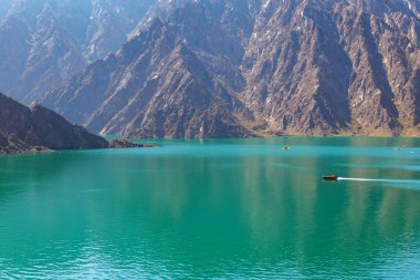 Hatta baraj gölü manzarası ve Dubai 'deki Hajar dağı, Birleşik Arap Emirlikleri. Yüksek kalite 4k görüntü