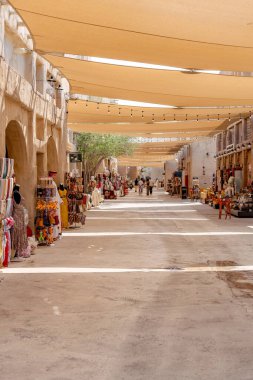 Dubai, BAE. 20 Nisan 2024: Dubai 'deki Al Fahidi Tarih Bölgesi' nin eski Dubai kasabasında geleneksel Arap mimarisi. Yüksek kalite fotoğraf