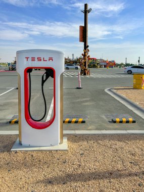 Dubai, Birleşik Arap Emirlikleri - 2 Mart 2024: Dubai 'den Abu Dabi' ye giden yolda Tesla Süperşarj İstasyonu. Yüksek kalite fotoğraf