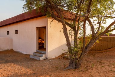 Al Madam hayalet şehir binaları ve duvarlar çöldeki kum tepelerinde gömülü, Sharjah, Birleşik Arap Emirlikleri. BAE 'nin alışılmadık manzarası