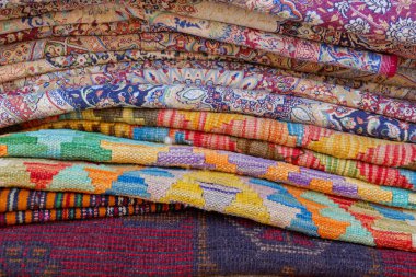 Eski doğu halıları istiflenmiş. Özgün bir geçmiş. Yüksek kalite fotoğraf