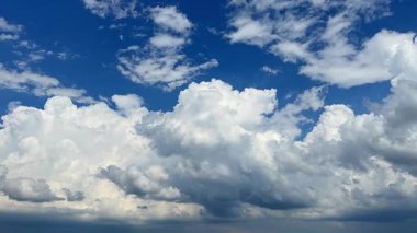 Mavi gökyüzüne karşı hareket eden bulutları büyülüyor. Yüksek kalite 4k görüntü