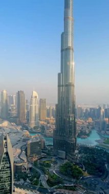 Dubai 'nin gökdelenleri Burj Halife, Dubai Alışveriş Merkezi ve diğer gökdelenlerle birlikte gün batımında hava manzaralı. 14 Eylül 2024 Dubai, BAE. Yüksek kalite 4k görüntü