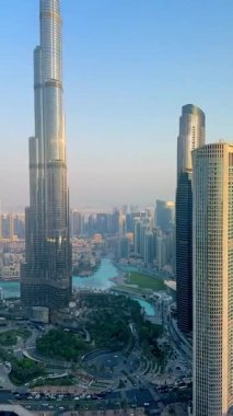 Dubai 'nin gökdelenleri Burj Halife, Dubai Alışveriş Merkezi ve diğer gökdelenlerle birlikte gün batımında hava manzaralı. 14 Eylül 2024 Dubai, BAE. Yüksek kalite 4k görüntü