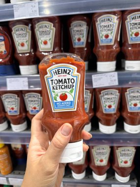 Dubai, BAE. 23 Haziran 2025: Heinz domates ketçap şişesine şeker ve tuz eklenmemiş. Temiz etiket odaklı ve raf cazibesine sahip Heinz popüler çeşni markası