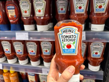 Dubai, BAE. 23 Haziran 2025: Heinz domates ketçap şişesine şeker ve tuz eklenmemiş. Temiz etiket odaklı ve raf cazibesine sahip Heinz popüler çeşni markası