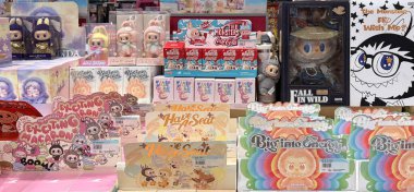 Dubai, BAE - 22 Haziran 2025: Pop Mart 'ın Labubu kör kutu oyuncakları şık bir oyuncakçıda raflara dizildi. Popüler koleksiyon figürleri TikTok 'ta hayranları çekiyor ve trend meraklısı alıcılar tarafından seviliyor.