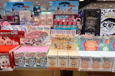 Dubai, BAE - 22 Haziran 2025: Modern bir oyuncakçıda Pop Mart 'tan Labubu figürlerinin renkli gösterimi. Labubu oyuncakları, TikTok ve sosyal medya platformlarında popüler olan koleksiyon ürünleri arasında trend oluyor