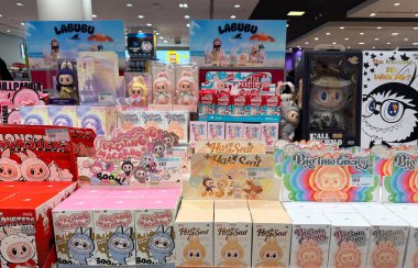 Dubai, BAE - 22 Haziran 2025: Modern bir oyuncakçıda çeşitli Labubu figürlerinin sergilendiği Pop Mart kör kutusu oyuncakları. Labubu koleksiyonu popüler, TikTok 'ta viral ve oyuncak hayranları tarafından seviliyor.
