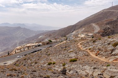 En çok ziyaret edilen nokta Jebel Jais manzaralı dağ manzarası Ras Al Khaimah, BAE. Nefes kesen kayalık tepeler, dolambaçlı yollar ve yürüyüş, kamp ve halatla kayma maceraları için popüler turizm merkezleri.