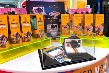 Dubai, BAE - 18 Mayıs 2025: Renkli Polaroid temalı mağaza görüntüsü retro hazır kamera modeli ve canlı paketleme. Göz alıcı tasarım, nostaljik ve eğlenceli atmosfer, fotoğraf severler için mükemmel.