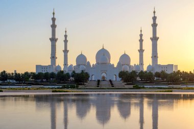 Abu Dabi 'deki Şeyh Zayed Büyük Camii. Kutsal ibadethane ve huzur, inanç, gelenek ve birliğin İslam 'ın en önemli simgelerinden birinde bir araya geldiği yer.