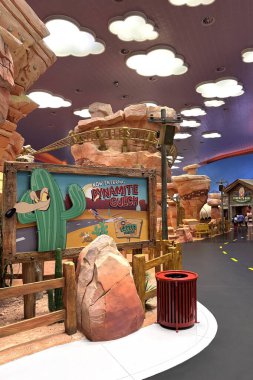 Abu Dabi, BAE - 11 Mayıs 2025. Warner Bros. World Yas Adası 'nda çocuk oyuncakları ve oyunlarla dolu renkli bir park. Canlı aile dostu bölge her yaş için heyecan verici ve unutulmaz anlar sunuyor.