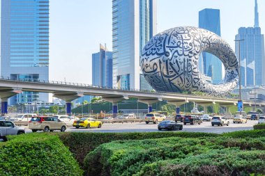 11 Şubat 2025, Dubai, BAE: Şeyh Zayed Rd, Geleceğin Müzesi ve Dubai gökdelenlerinin görüntüsü. Modern mimari, kentsel yeşillik, ikonik gökyüzü, dinamik şehrin kalbinde akan trafik.