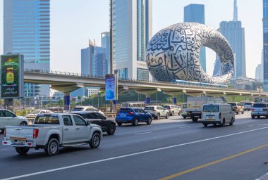 11 Şubat 2025, Dubai, BAE: Şeyh Zayed Rd, Geleceğin Müzesi ve Dubai gökdelenlerinin görüntüsü. Modern mimari, kentsel yeşillik, ikonik gökyüzü, dinamik şehrin kalbinde akan trafik.