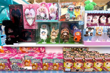 Dubai, BAE - 31.08.2025. Wakuku oyuncakları sergileniyor, viral kör kutu koleksiyonu TikTok 'ta moda, bütçe Labubu sansasyonu.