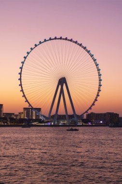 Bluewaters Adası ve Dubai Marina Dönme dolabı üzerinde akşam güneşi manzarası, tatil, seyahat, manzaralı gökyüzü.