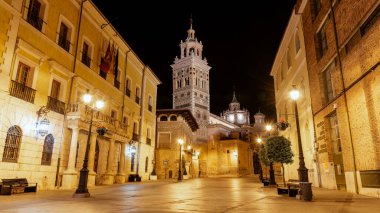Teruel Katedrali ve çevresindeki plaza geceleri Teruel, İspanya 'da aydınlanıyor..