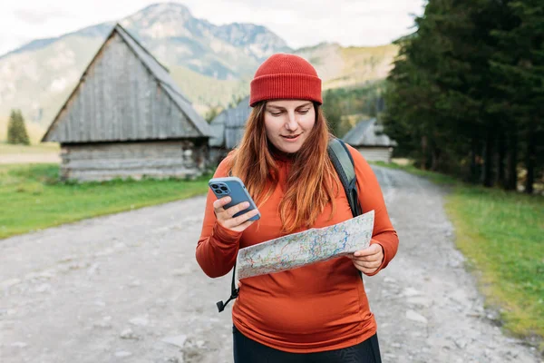 Mujer Elegante Sosteniendo Mapa Papel Teléfono Inteligente Con Mochila Verde — Foto de Stock