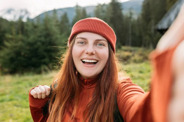 Mujer Sombrero Utiliza Teléfono Para Tomar Fotos Hacer Selfies Videollamadas — Foto de Stock
