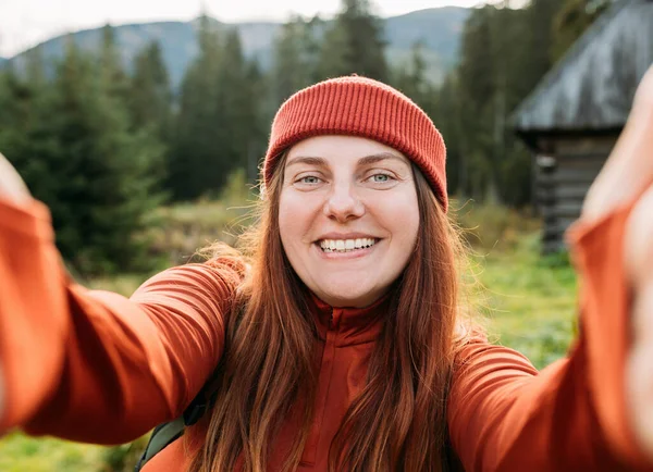 Woman Hat Uses Telephone Take Pictures Make Selfies Video Calls — Stock Photo, Image
