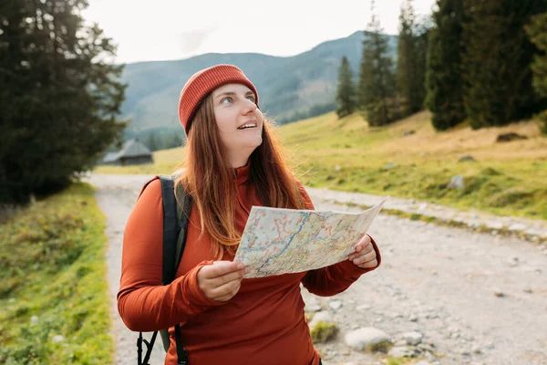 Mujer Elegante Sosteniendo Mapa Papel Relajante Naturaleza Viajes Concepto Estilo — Foto de Stock