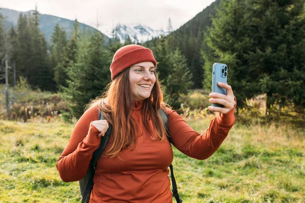 Woman Hat Uses Telephone Take Pictures Makes Selfies Video Calls — Stock Photo, Image