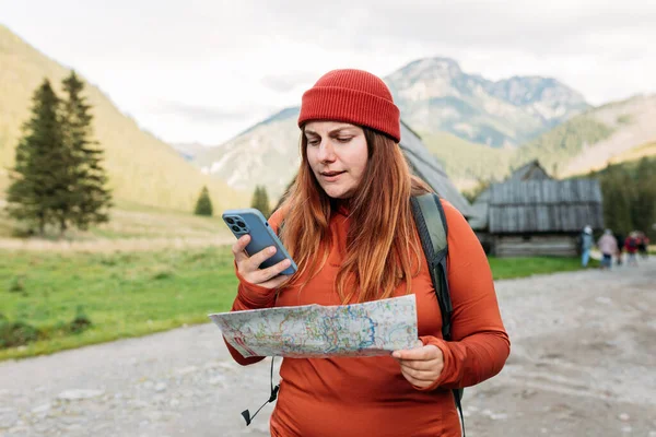 Triste Turista Femenina Está Explorando Nuevas Ubicaciones Fondo Las Montañas — Foto de Stock
