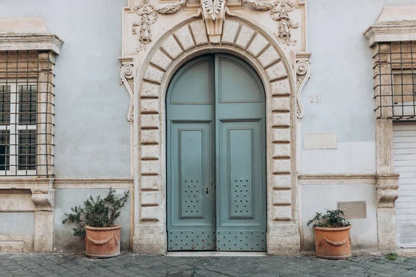 Stará Ulice Historickém Městě Krásné Staré Dveře Rostlinnou Výzdobou Římě — Stock fotografie