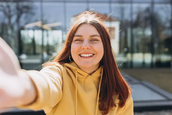 Młoda Szczęśliwa Kobieta Robi Selfie Przed Kamerą Ulicy Koncepcja Życia — Zdjęcie stockowe